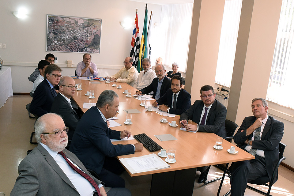 Reunião na sala do Gabinete do Reitor