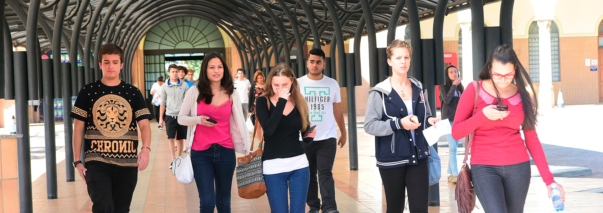 Estudantes caminham lado a lado em corredor coberto do Colégio Liceu Salesiano Nossa Senhora Auxiliadora, em Campinas, SP, ao término da prova do vestibular.