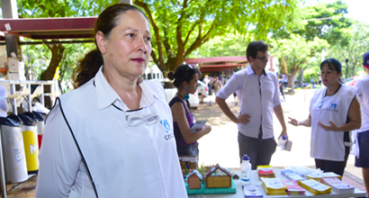 A enfermeira Miriam conta que o Cecom faz atendimento gratuito a alunos, funcionários e docentes. O órgão participa da recepção aos calouros mostrando o serviço que presta à comunidade