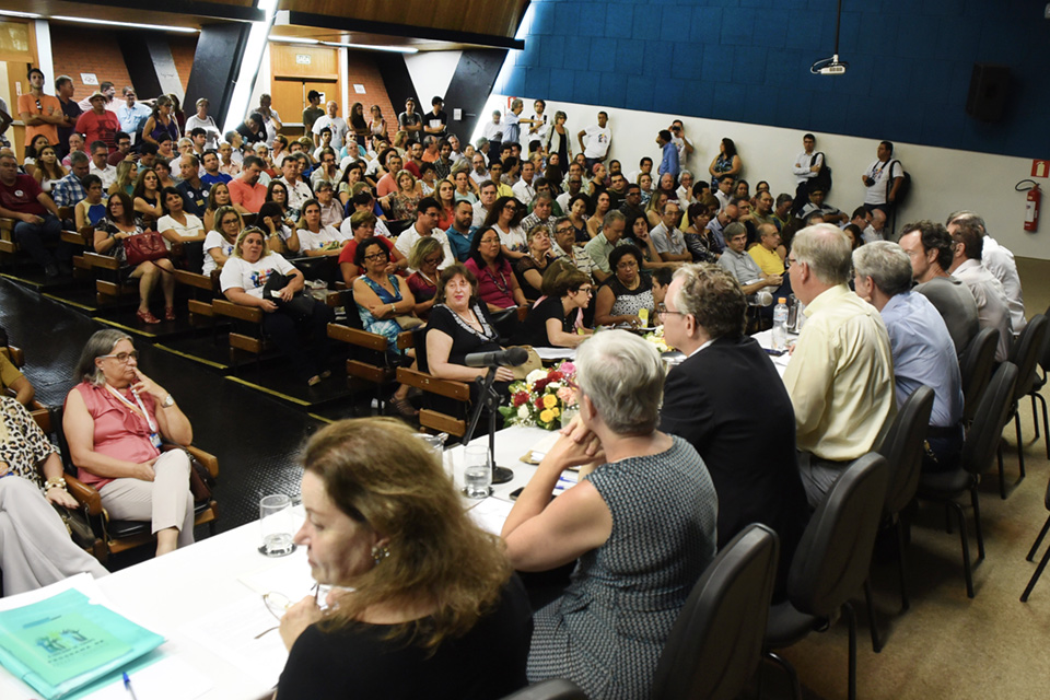 Público lotou auditório da CDC para acompanhar o evento Candidatos a reitor participam de último debate antes da consulta à comunidade
