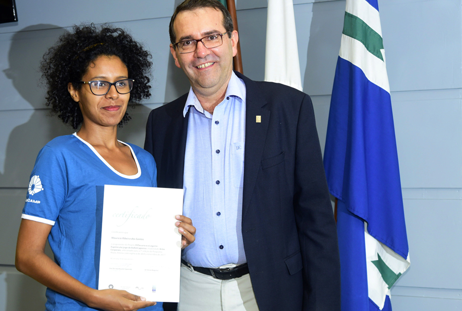 Professor Crósta entrega certificado a aluna