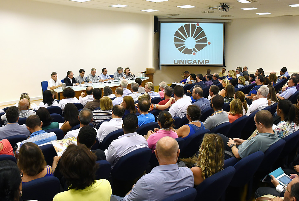 Foto da plateia do debate de reitoráveis no auditório da FCA, ao fndo mesa com candidatos e mediadores