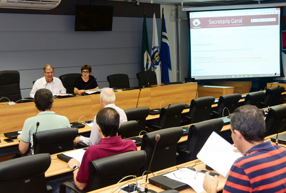 Integrantes da COC se reúnem na sala do Consu Integrantes da COC durante reunião