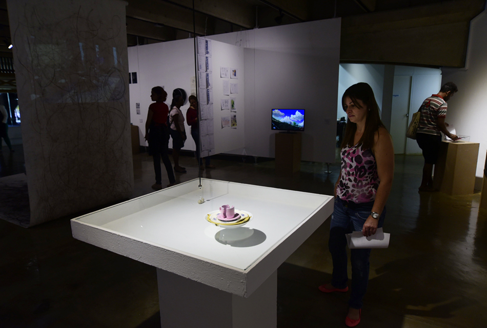 Professores da CEMEI Aparecida Cassiolato observam obra exposta na Gaia