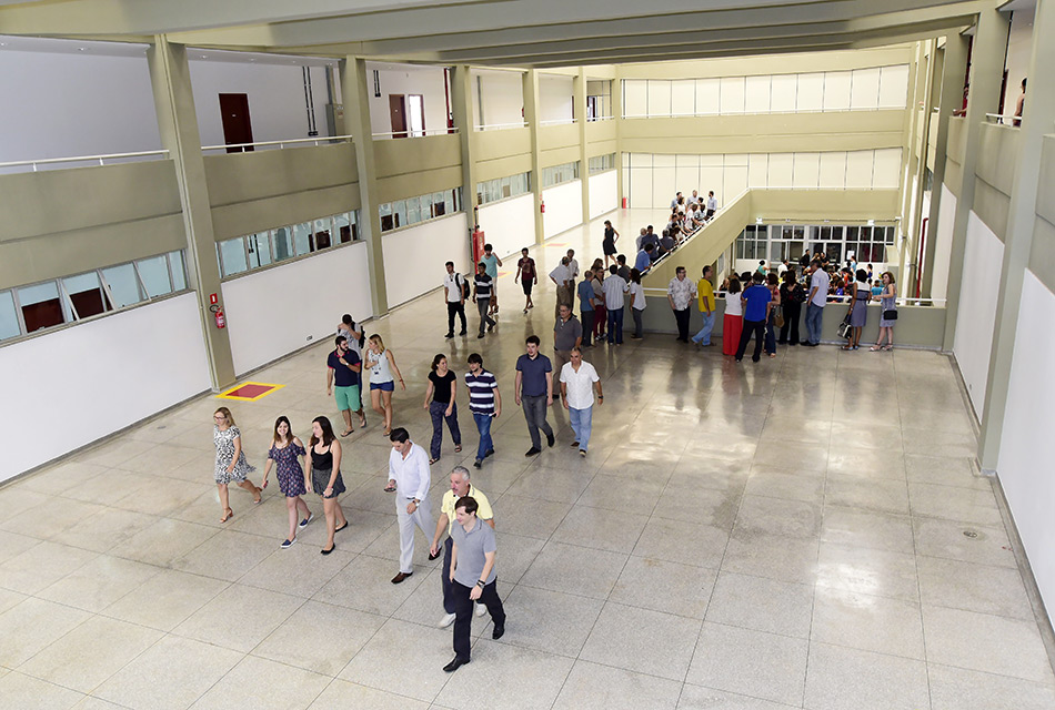 Prédio tem arquitetura arrojada Pessoas caminham no andar superior do novo prédio