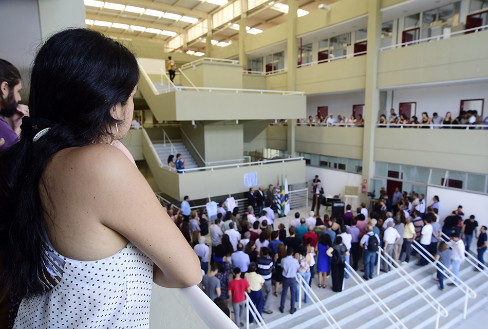 Cerimônia de inauguração foi assistida por alunos Aluna observa, do andar superior, cerimônia de inauguração