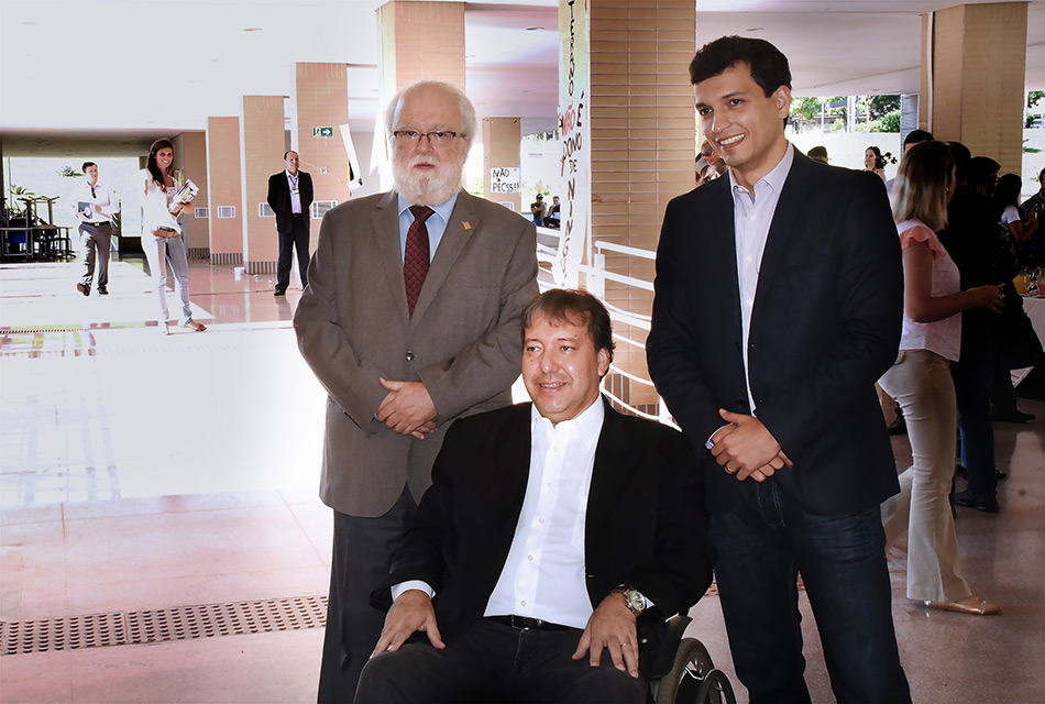 O vereador Vagner (ao centro), o reitor Tadeu Jorge e o prefeito de Altair,  Antonio Pavão Neto