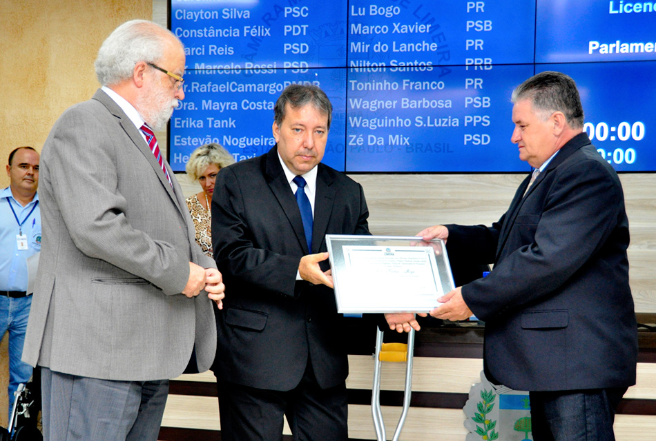 Reitor Tadeu Jorge recebe título de vereador Wagner Barbosa, autor da proposta e  José Roberto Bernardo, presidente da Câmra