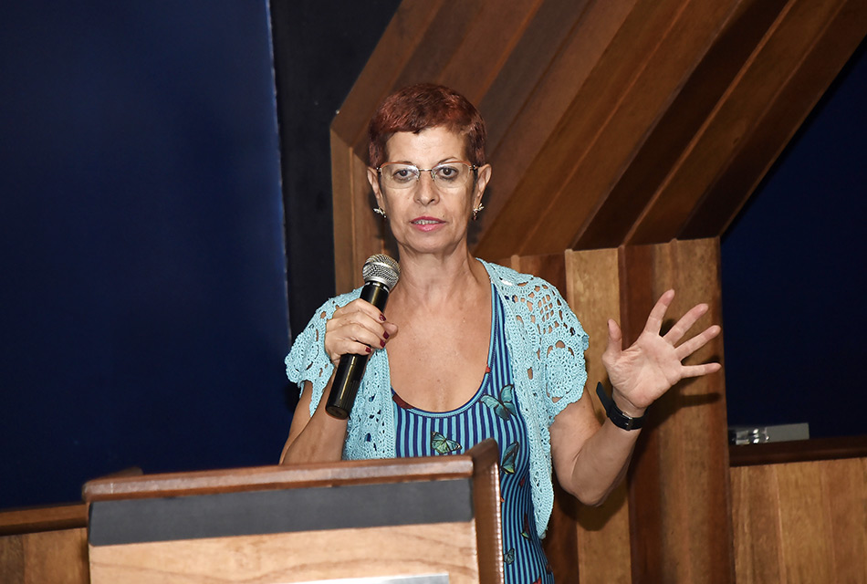 Nadir Camacho dá exemplo e inspira os estudantes mulher de cabelos curtos no centro da foto com microfone na mão fala com o público do auditório