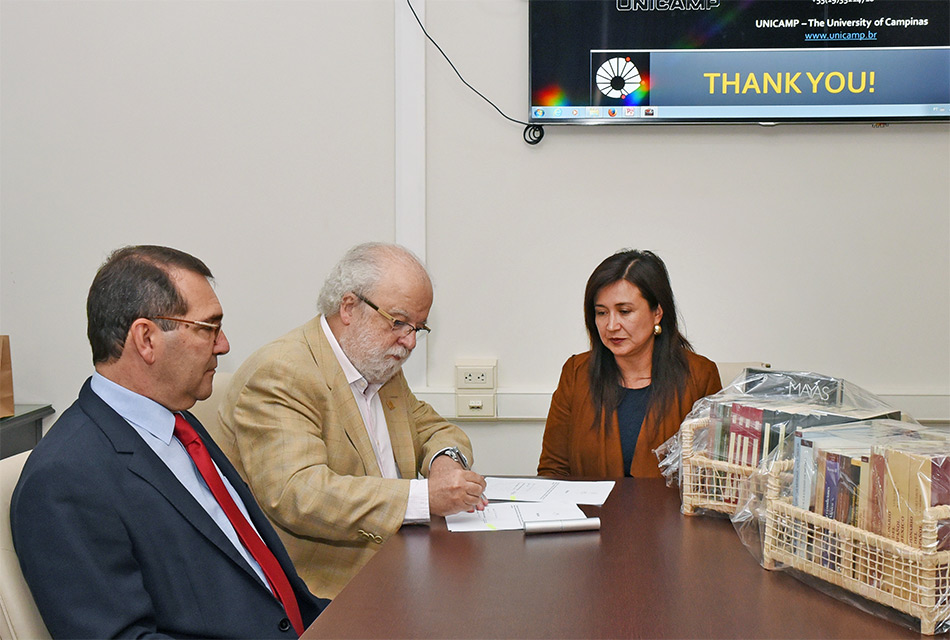 Reitor José Tadeu recebe livros doados