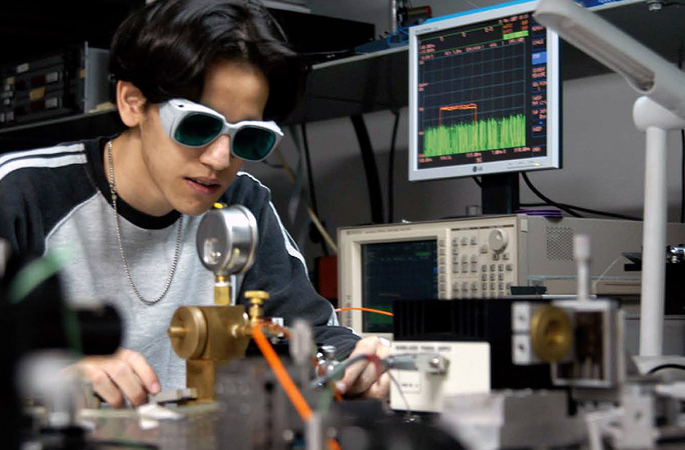 Estudante no Laboratório do Instituto de Física