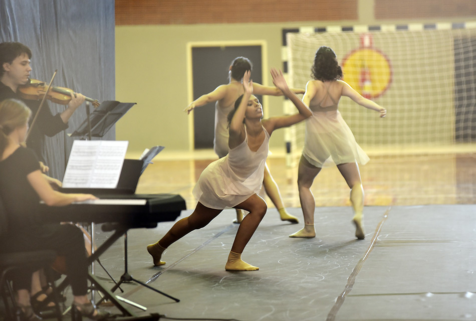 Grupo Meandros mostra dança contemporânea que tem a participação da comunidade