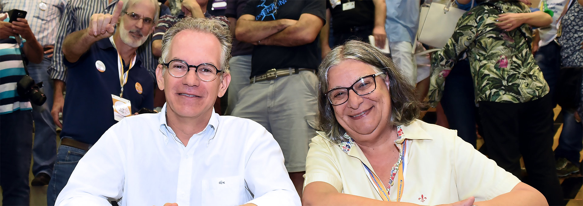 Marcelo Knobel e Teresa Atvars após a vitória na consulta Marcelo Knobel e Teresa Atvars após a vitória na consulta