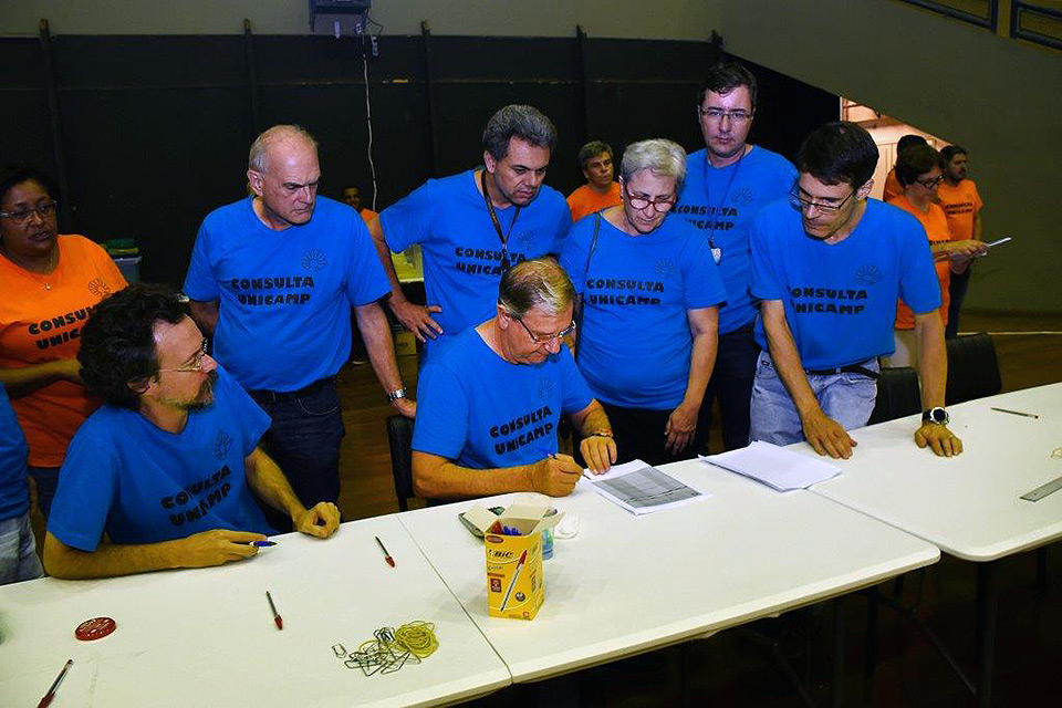 Comissão Organizadora assina ata com resultado Comissão Organizadora assina ata com resultado