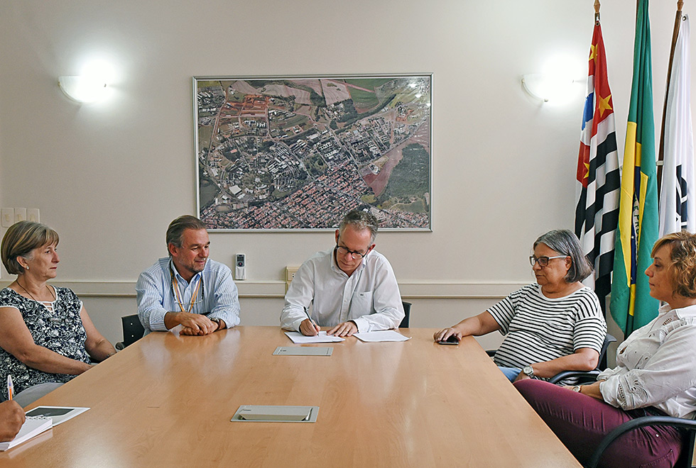 Reitor Marcelo Knobel durante assinatura dos atos administrativos 