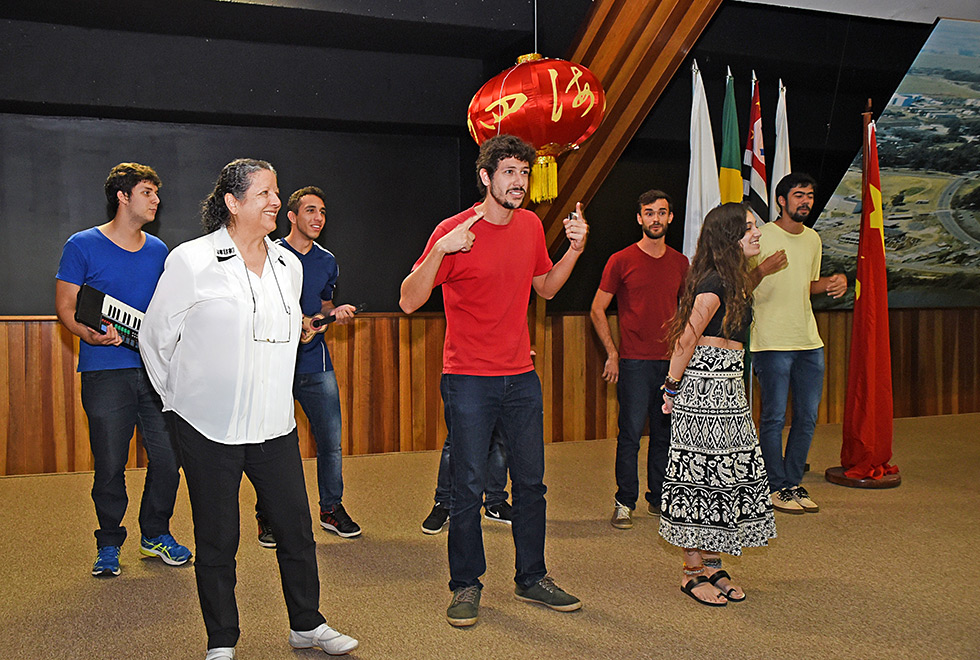 Apresentação de música e dança por grupo de alunos