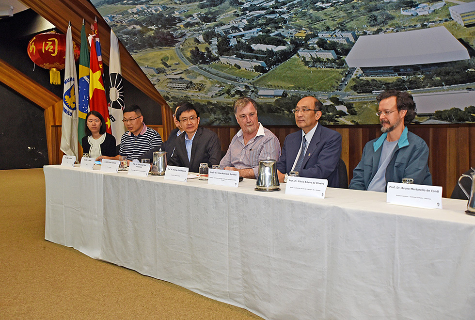 Mesa de colaboradores do Instituto