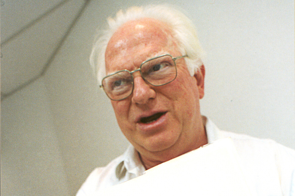 Foto do professor durante entrevista em 2003