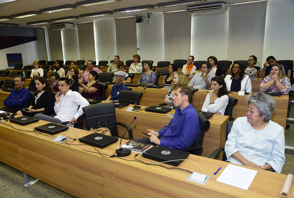 Plateia e familiares prestigiaram a docente plateia assistindo a cerimônia. à frente os familiares da professora