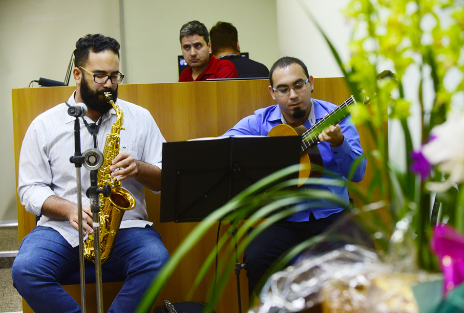 Música popular brasileira finalizou a cerimônia Músicos durante a apresentação