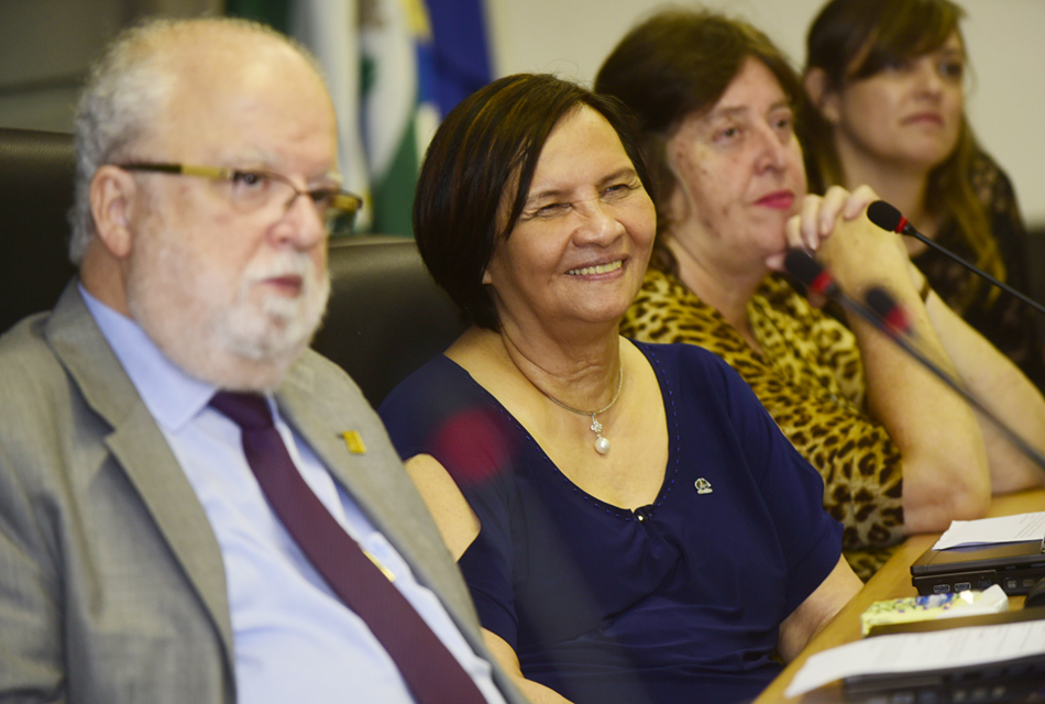 O reitor José Tadeu Jorge sentado ao lado da professora Delia