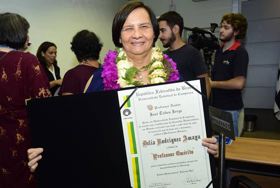 Professora emérita da Unicamp Delia posa com o título