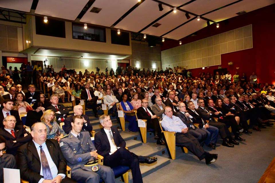 Público lotou o auditório da FCM para acompanhar a solenidade Público lotou o auditório da FCM para acompanhar a solenidade