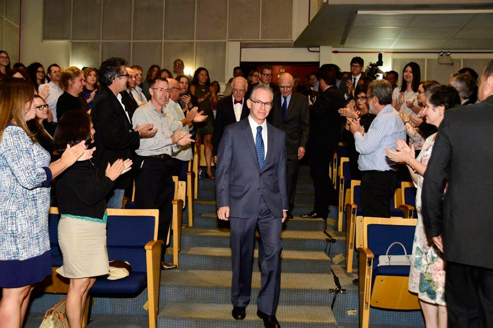 Os professores eméritos Cylon Gonçalves da Silva e Adil Samara conduzem Marcelo Knobel à mesa 