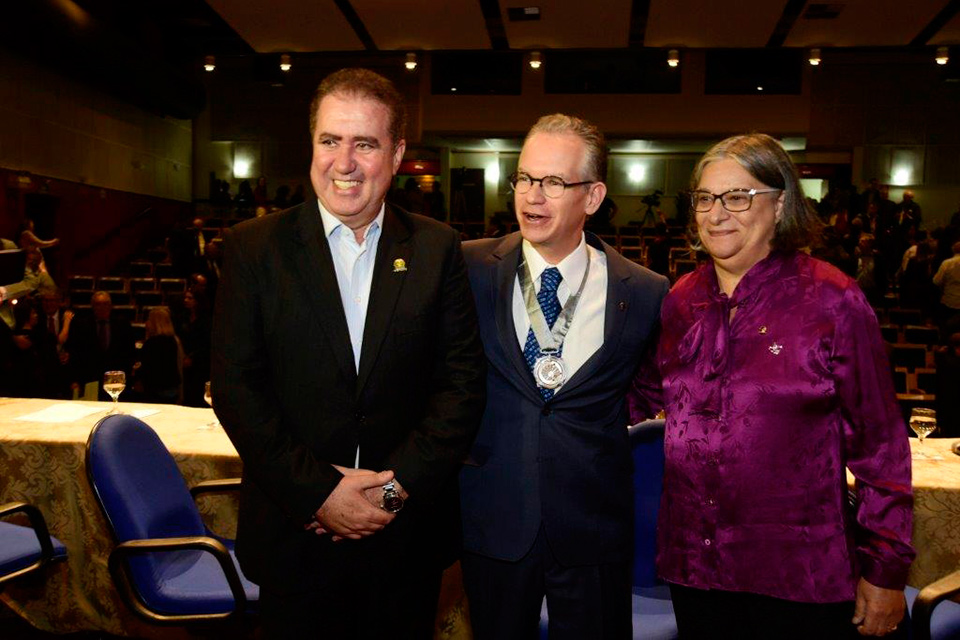 O prefeito Jonas Donizette ao lado de Marcelo Knobel e Teresa Atvars