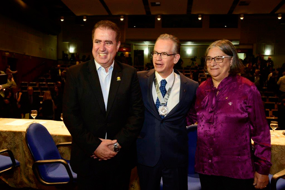 O prefeito Jonas Donizette ao lado de Marcelo Knobel e Teresa Atvars O prefeito Jonas Donizette ao lado de Marcelo Knobel e Teresa Atvars