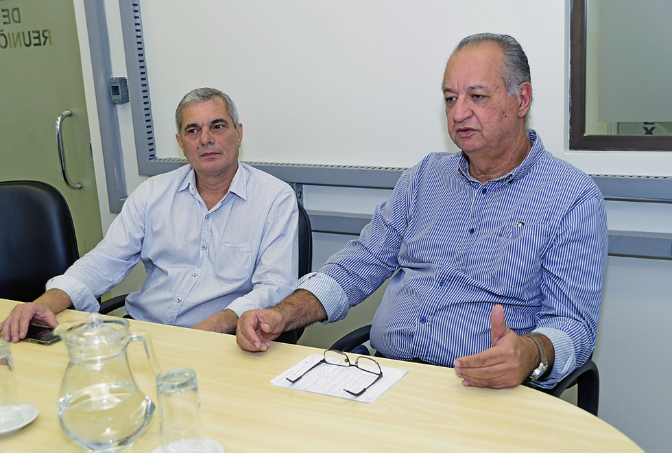O prefeito universitário Armando José Geraldo (esq) e o vice-reitor Executivo de Administração, Roberto Rodrigues Paes