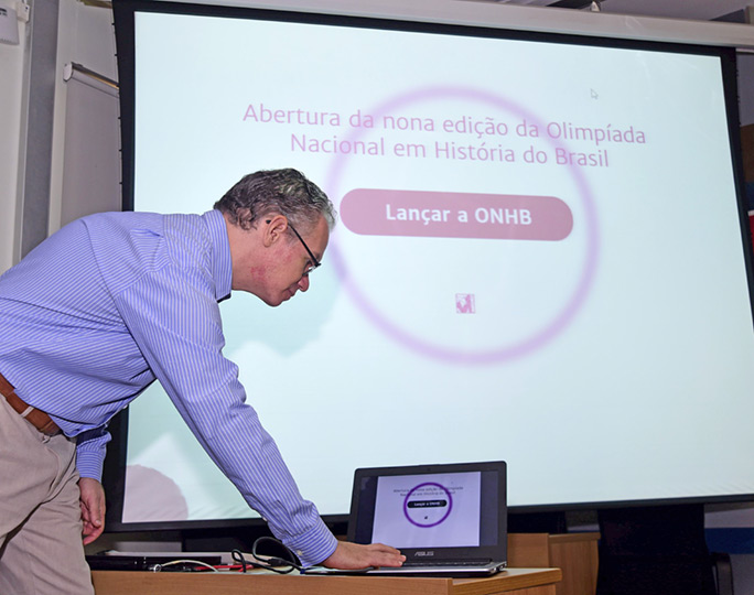 Reitor Marcelo Knobel lança prova da primeira fase Reitor Marcelo Knobel lança prova da primeira fase