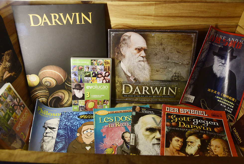 A importância de Darwin nas publicações Diversas revistas e publicações sobre Darwin estão dentro de outro caixote iluminado
