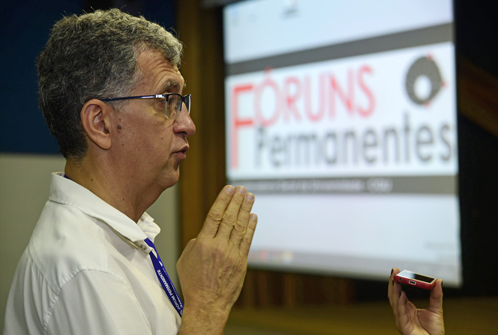 Mário Eduardo Costa Pereira, psicanalista e psiquiatra do Departamento de Psicologia Médica e Psiquiatria homem de perfil dá entrevista