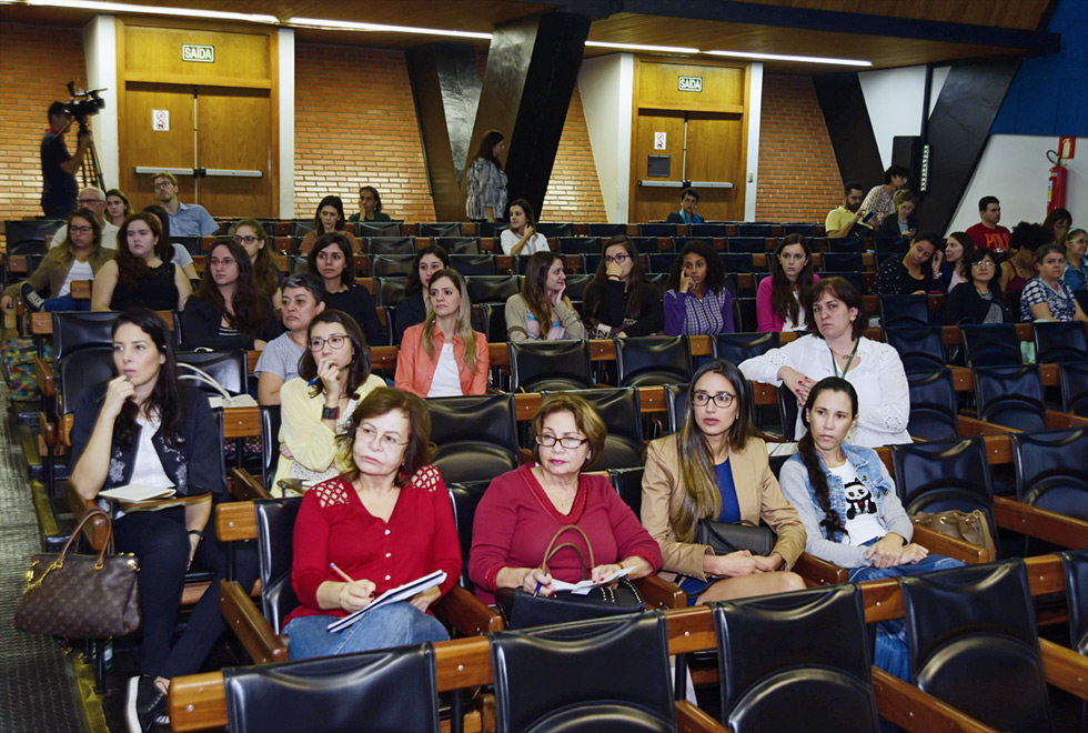 público sentado em audiório acompanha conferencia