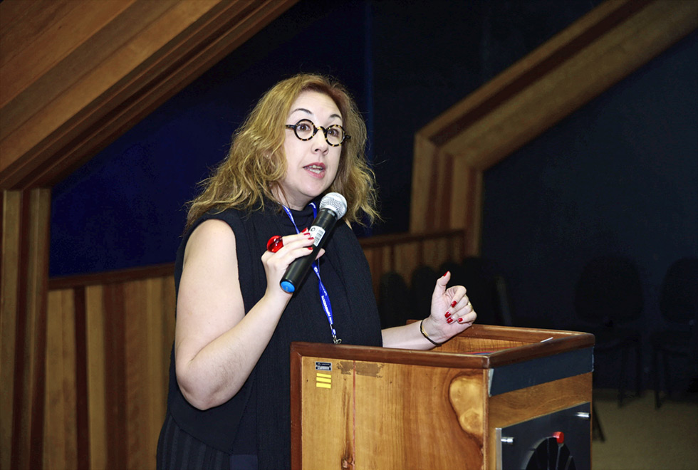 Erika Maria Parlato de Oliveira, fonoaudióloga e professora da Universidade Paris VII mulher fala ao microfone em pé