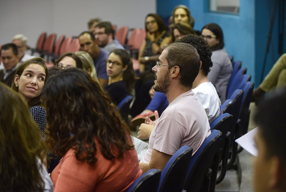 jovens em auditório