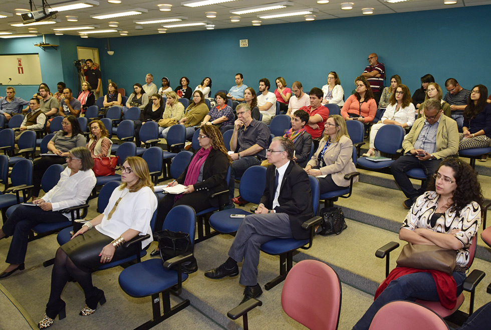 publico sentando em auditório