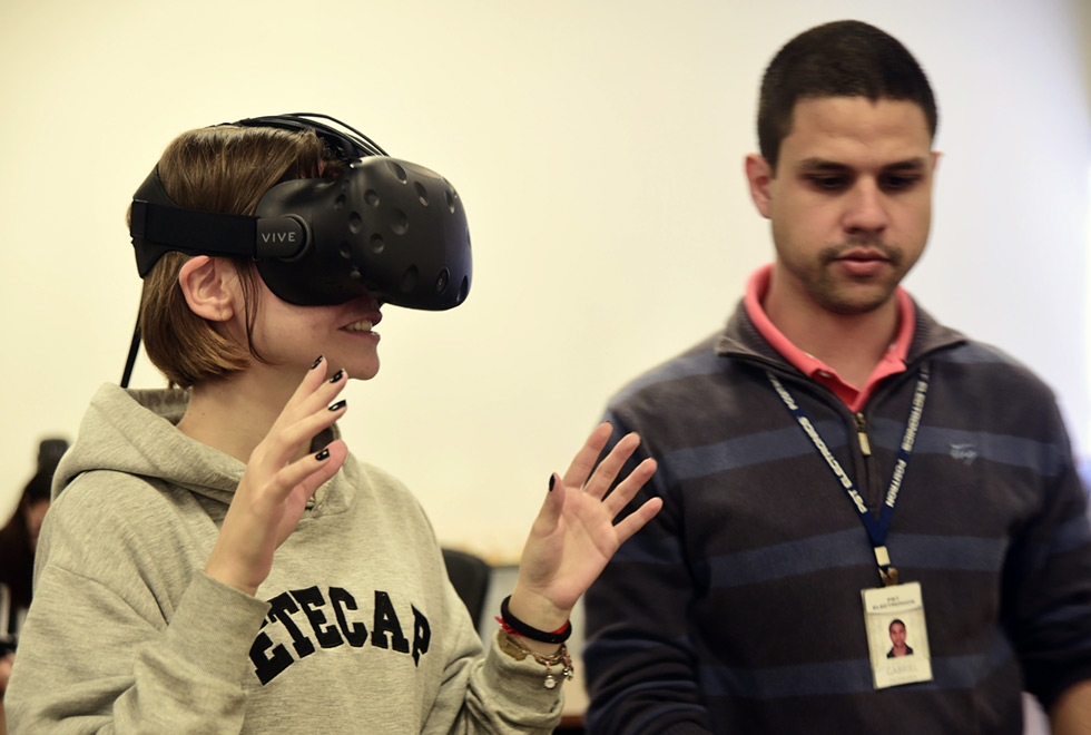 Aluna testa dispositivo de realidade virtual (Foto: Antonio Scarpinetti)