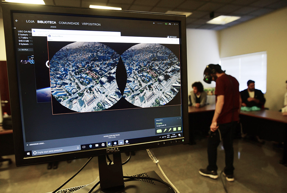 Aluno testa dispositivo de realidade virtual (Foto: Antonio Scarpinetti)