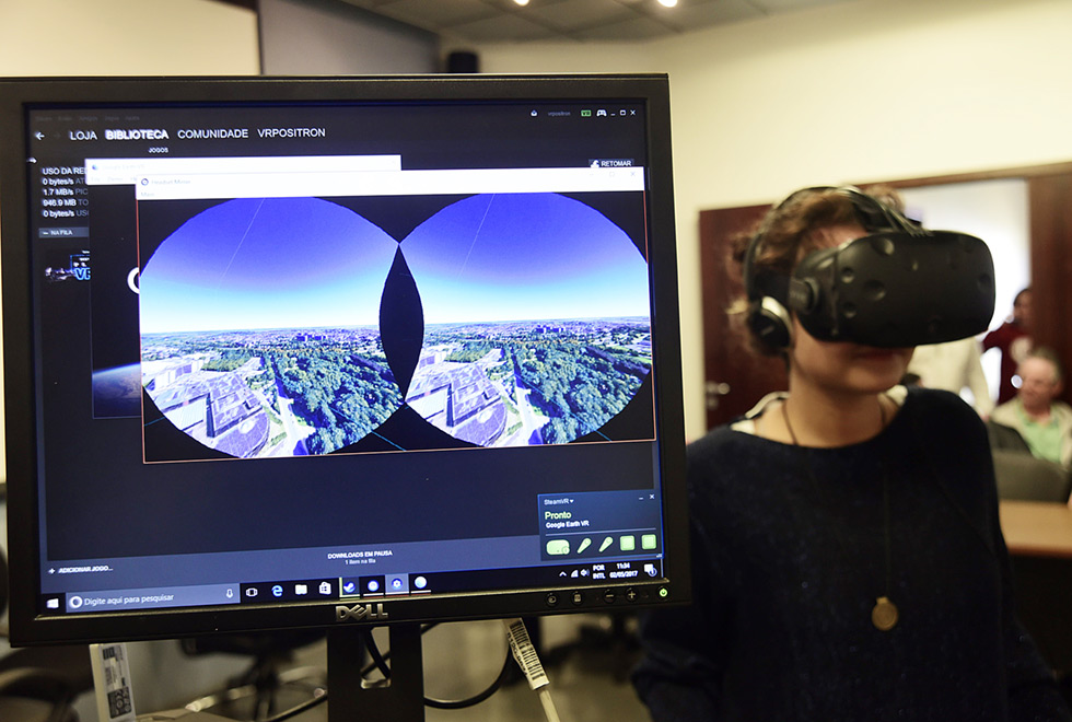 Aluna testa dispositivo de realidade virtual (Foto: Antonio Scarpinetti)