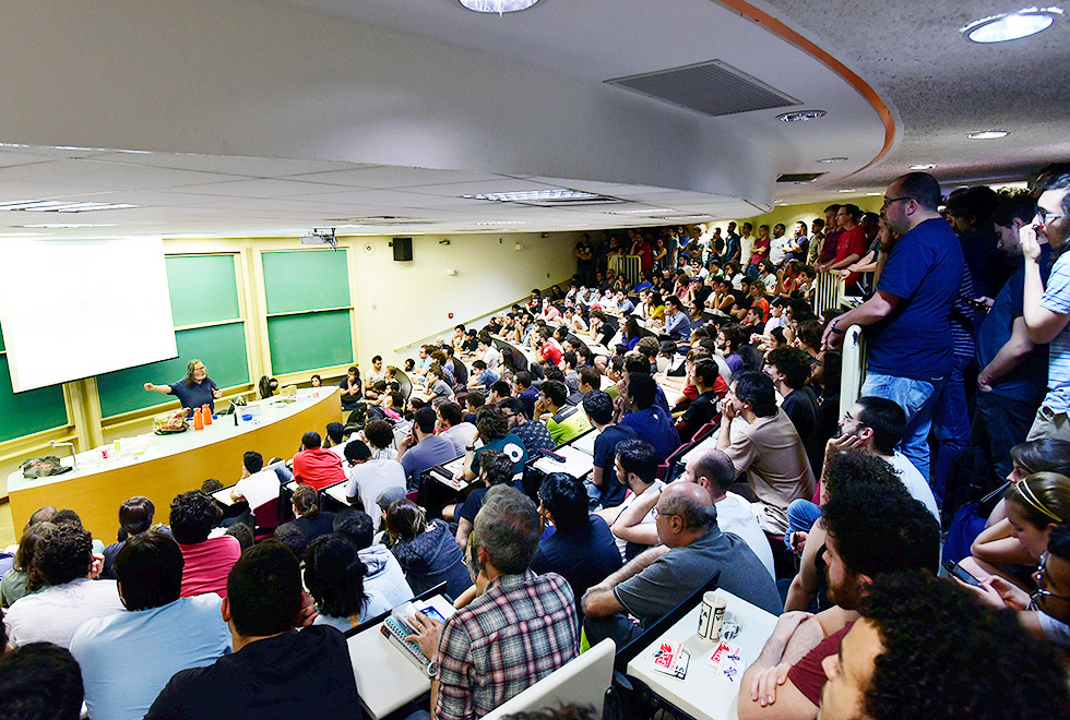 auditório cheio de estudantes