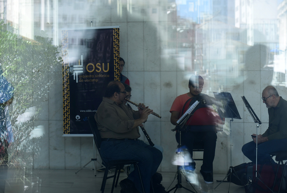 Apresentação de músicos da Orquestra Sinfônica da Unicamp (OSU) no hall do Paço Municipal