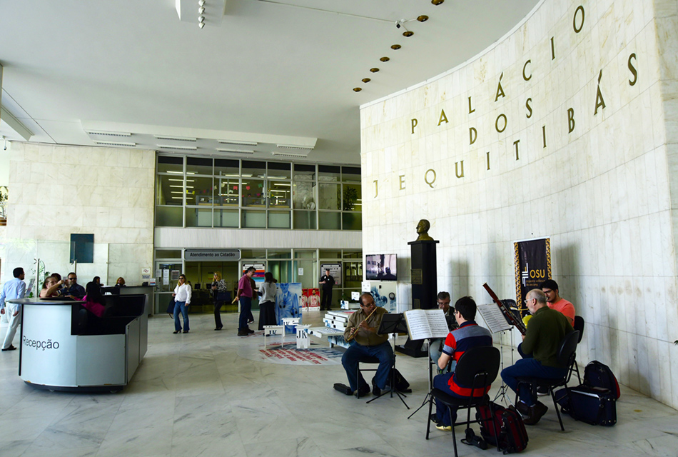 Apresentação de músicos da Orquestra Sinfônica da Unicamp (OSU) na sede da Prefeitura de Campinas é observada por transeuntes