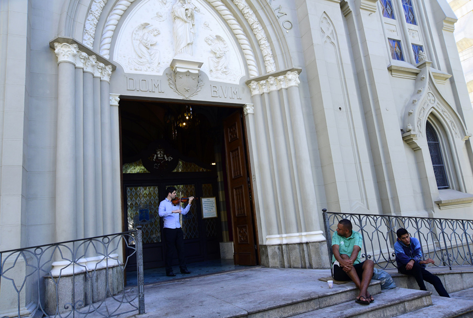 Apresentação de músico da Orquestra Sinfônica da Unicamp (OSU) no largo da Basílica Nossa Senhora do Carmo Apresentação de músico da Orquestra Sinfônica da Unicamp (OSU) no largo da Basílica Nossa Senhora do Carmo