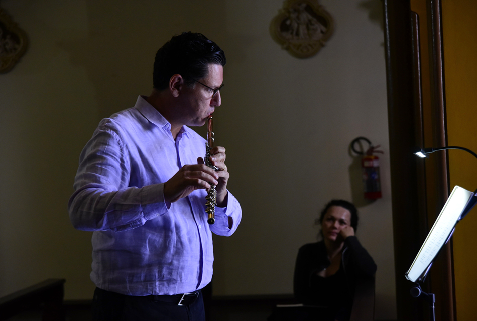 Músico da Orquestra Sinfônica da Unicamp (OSU) durante apresentação na Igreja São Benedito, no centro Músico da Orquestra Sinfônica da Unicamp (OSU) durante apresentação na Igreja São Benedito, no centro