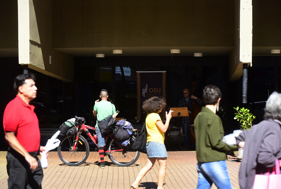 Apresentação de músicos da Orquestra Sinfônica da Unicamp (OSU) na entrada do teatro do Centro de Convivência