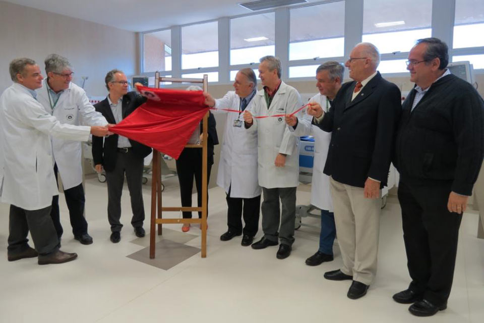 Reitor Marcelo Knobel e autoridades da área médica descerram placa de unidade coronariana