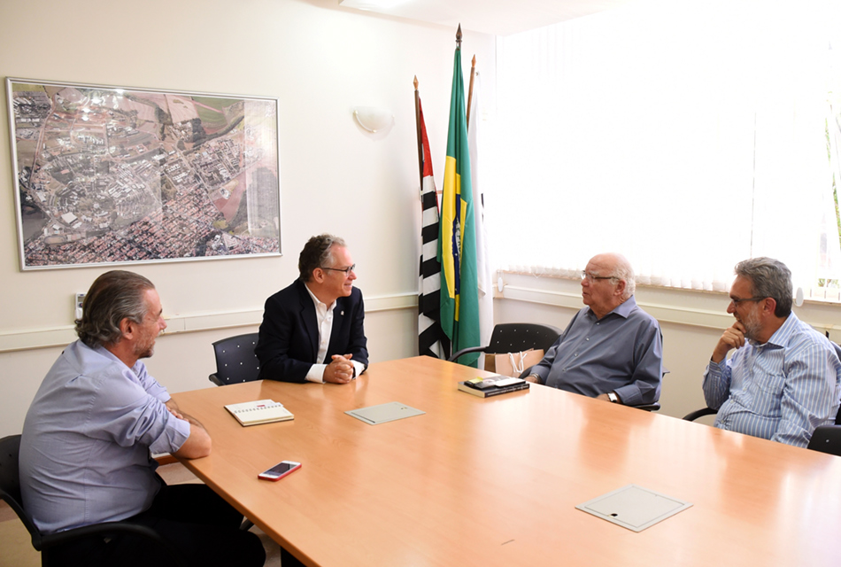 Bross, o reitor Marcelo Knobel e membros da administração central 