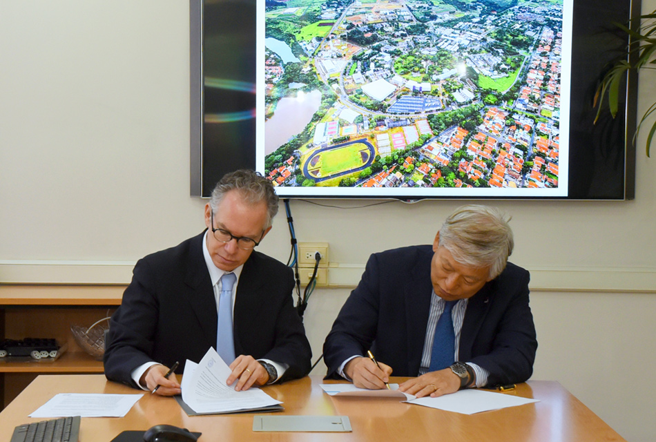 Marcelo Knobel e Jaeho Yeom assinam contrato Marcelo Knobel e Jaeho Yeom assinam contrato